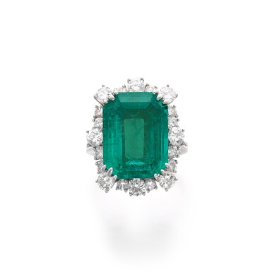 View full screen - View 1 of Lot 289. Emerald and diamond ring | 祖母綠配鑽石戒指.