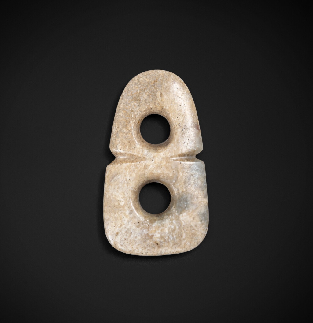 全螢幕檢視 - 查看88A calcified jade double-holed ornament Neolithic period, Hongshan culture | 新石器時代 紅山文化雙聯玉璧的1