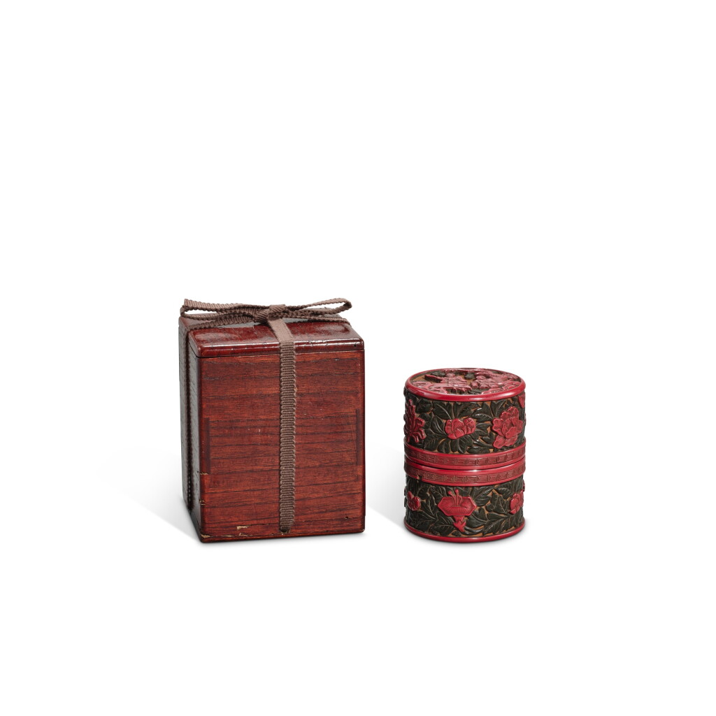 View full screen - View 1 of Lot 922. A carved polychrome lacquer 'scholar' tea caddy, Ming dynasty | 明 剔彩松下高士圖花卉紋茶罐.
