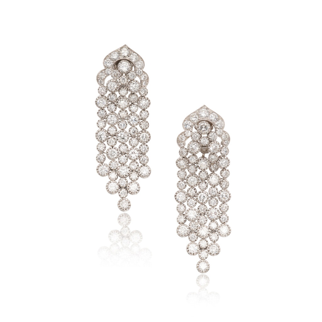 Voir en plein écran - Voir 1 du lot 456. Pair of Diamond Earclips.