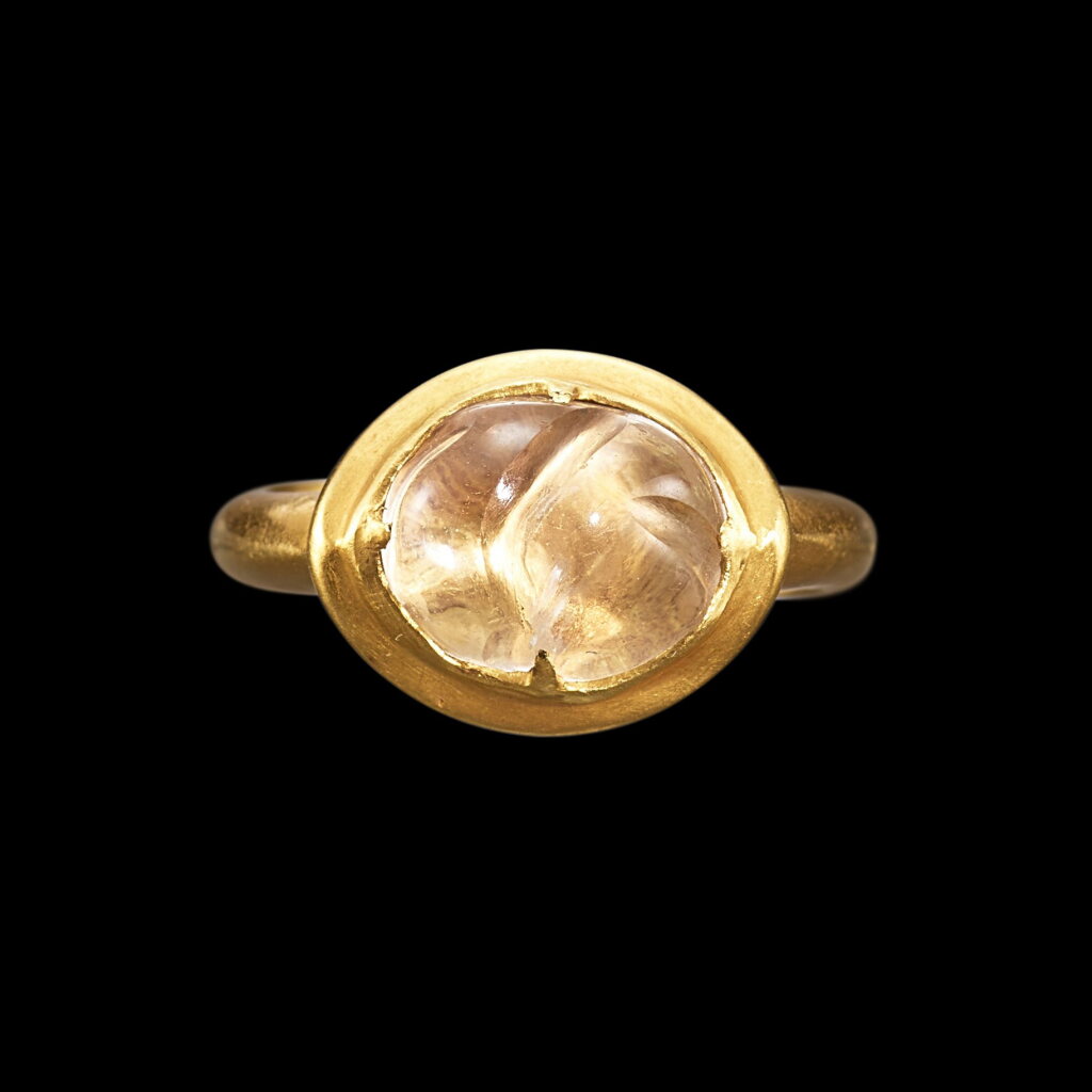 Voir en plein écran - Voir 1 du lot 1034. A solid gold and crystal pebble ring Java, Indonesia, 7th - 12th century | 印尼爪哇 七至十二世紀 金嵌水晶戒指.