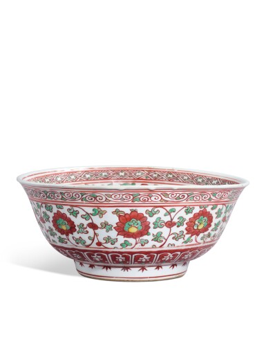 View full screen - View 1 of Lot 5072. A large wucai 'lotus' bowl, Late Ming dynasty | 明末 五彩纏枝蓮紋大盌 《大明宣德年製》仿款.