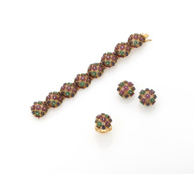 View full screen - View 1 of Lot 45. GEM-SET DEMI-PARURE (DEMI-PARURE IN ZAFFIRI, SMERALDI, RUBINI E DIAMANTI).