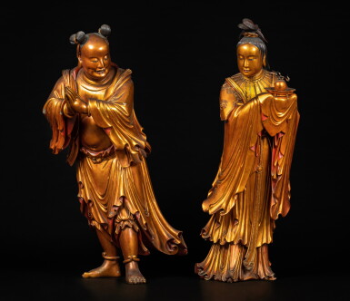 View full screen - View 1 of Lot 686. A pair of massive gilt-lacquered wood figures of acolytes, Qing dynasty, 18th / 19th century | 清十八 / 十九世紀 木漆金善財童子及龍女立像.