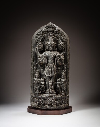 View full screen - View 1 of Lot 182. A blackstone stele depicting Surya, India, Bengal or Bihar, Pala / Sena period, late 11th - 12th century | 印度 孟加拉地區或比哈爾邦 拉帕 / 犀那王朝 十一紀末至十二世紀 黑石雕蘇利耶立像.