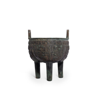 View full screen - View 1 of Lot 706. A small bronze 'mask' ritual food vessel, liding, Late Shang dynasty | 商晚期 青銅獸面紋三足鬲鼎.