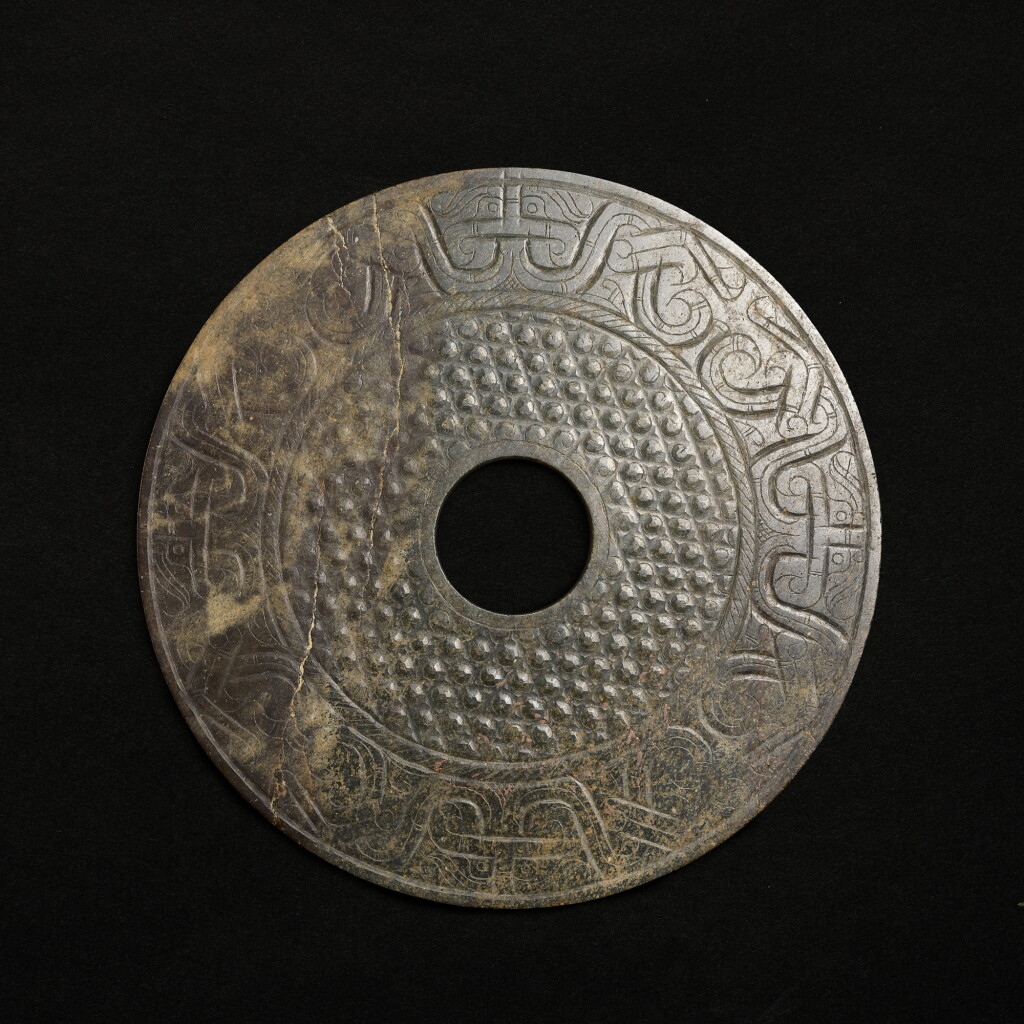 View full screen - View 1 of Lot 589. A large celadon jade 'dragon' disc, bi, Western Han dynasty | 西漢 青玉榖紋雙身龍紋大璧.