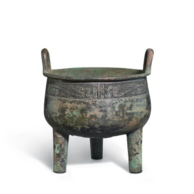 View full screen - View 1 of Lot 704. A bronze 'dragon' ritual food vessel, ding, Late Shang dynasty | 商晚期 青銅龍紋三足鼎.
