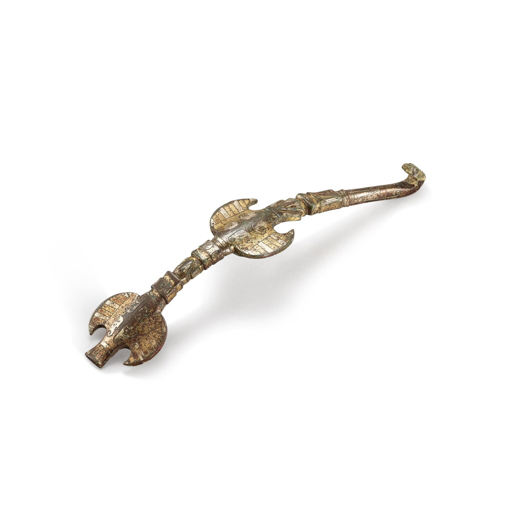 View full screen - View 1 of Lot 3031. A gilt and silvered bronze 'bird' belt hook, Eastern Zhou dynasty, Warring States period 東周戰國 銅鎏金銀鳥紋帶鉤.