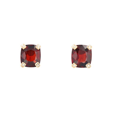 View full screen - View 1 of Lot 33. Paire de clous d'oreille spinelles et diamants | Pair of spinel and diamond ear studs.