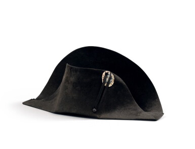 View full screen - View 1 of Lot 33. The legendary "à la française" hat of Emperor Napoleon I, worn during his campaign in Pologne (1807) | Légendaire chapeau de l'empereur Napoléon Ier, de forme traditionnelle dite à la française, porté durant la campagne de Pologne (1807)..