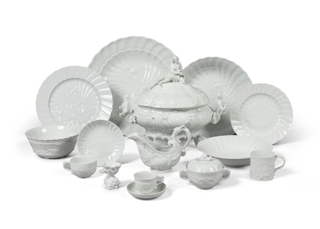 View full screen - View 1 of Lot 293. Manufacture of Meissen, A porcelain part service, "Schwanenservice" model, by J.J.Kaendler, XXth century | Manufacture de Meissen, Partie de service en porcelaine blanche, modèle "Schwanenservice" d'après J.J.Kaendler, XXe siècle.