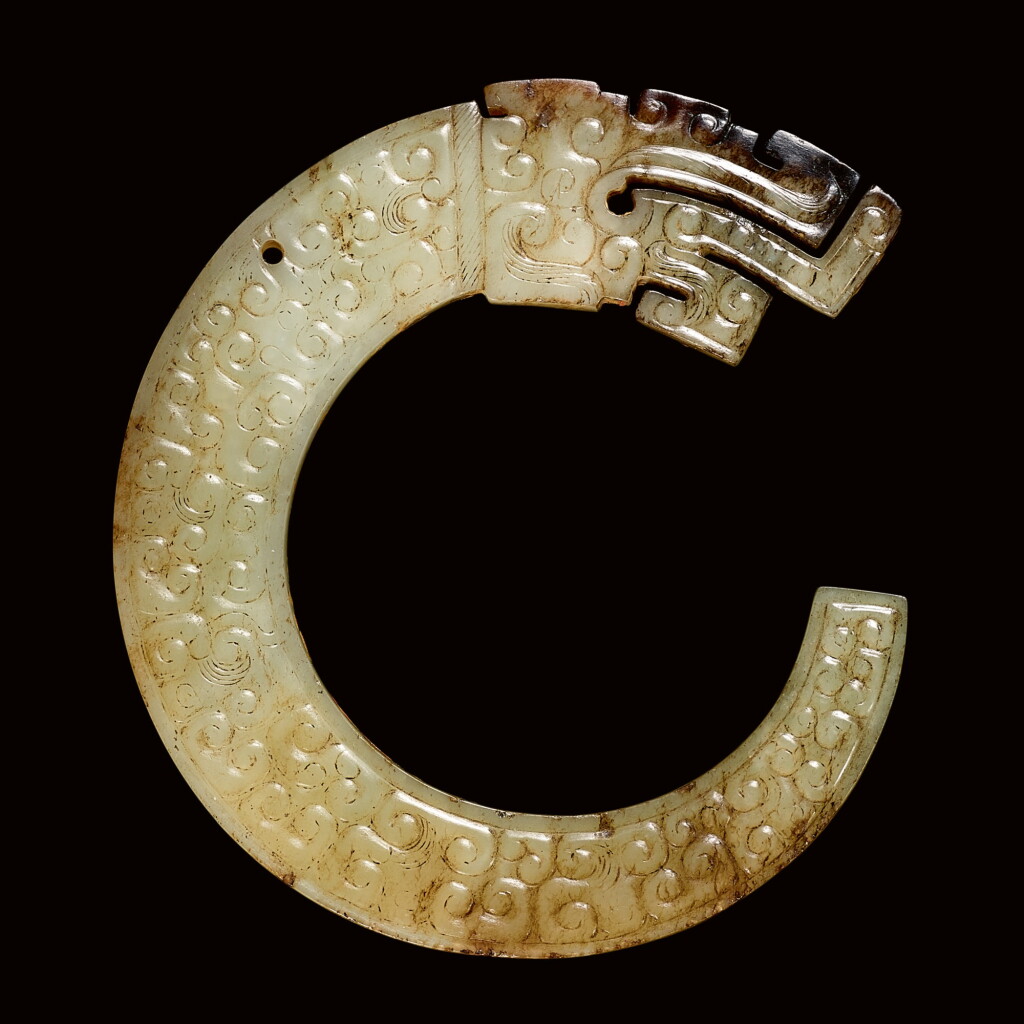 View full screen - View 1 of Lot 26. A CELADON JADE 'COILED DRAGON' PENDANT EASTERN ZHOU DYNASTY, SPRING AND AUTUMN PERIOD | 東周春秋時期 青白玉龍形珮.
