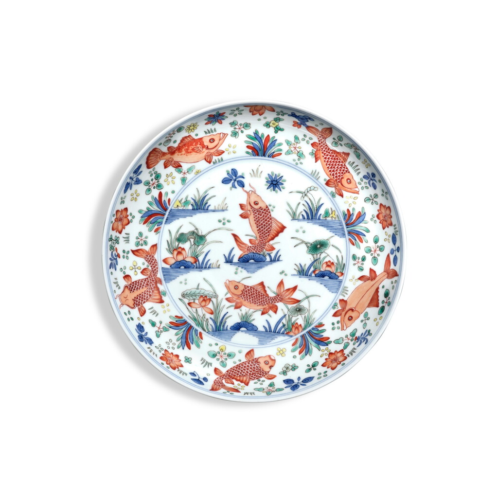 View full screen - View 1 of Lot 3351. A wucai 'fish' dish, Qing dynasty, Kangxi period | 清康熙 五彩魚藻紋盤 《在川知樂》款.