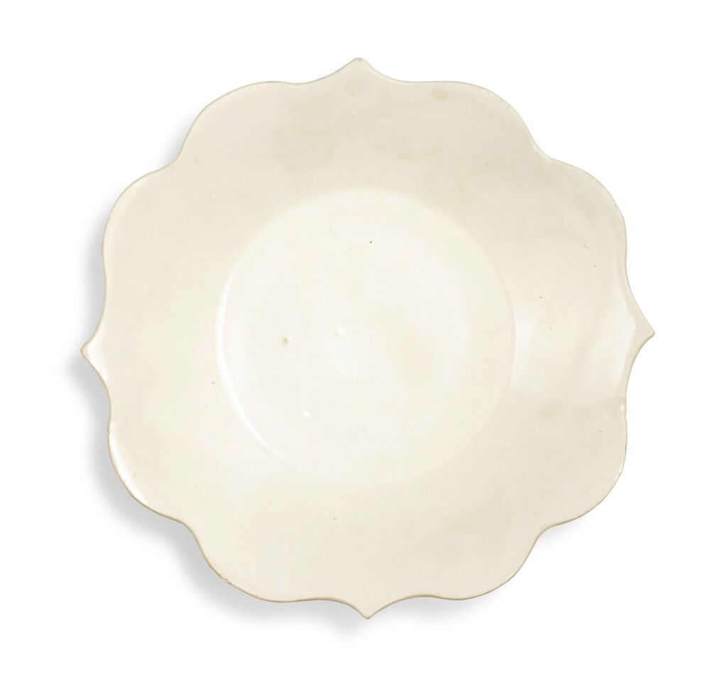 View full screen - View 1 of Lot 1228. A 'Xing' white-glazed foliate-rim dish, Five dynasties | 五代 邢窰白釉花口盤.