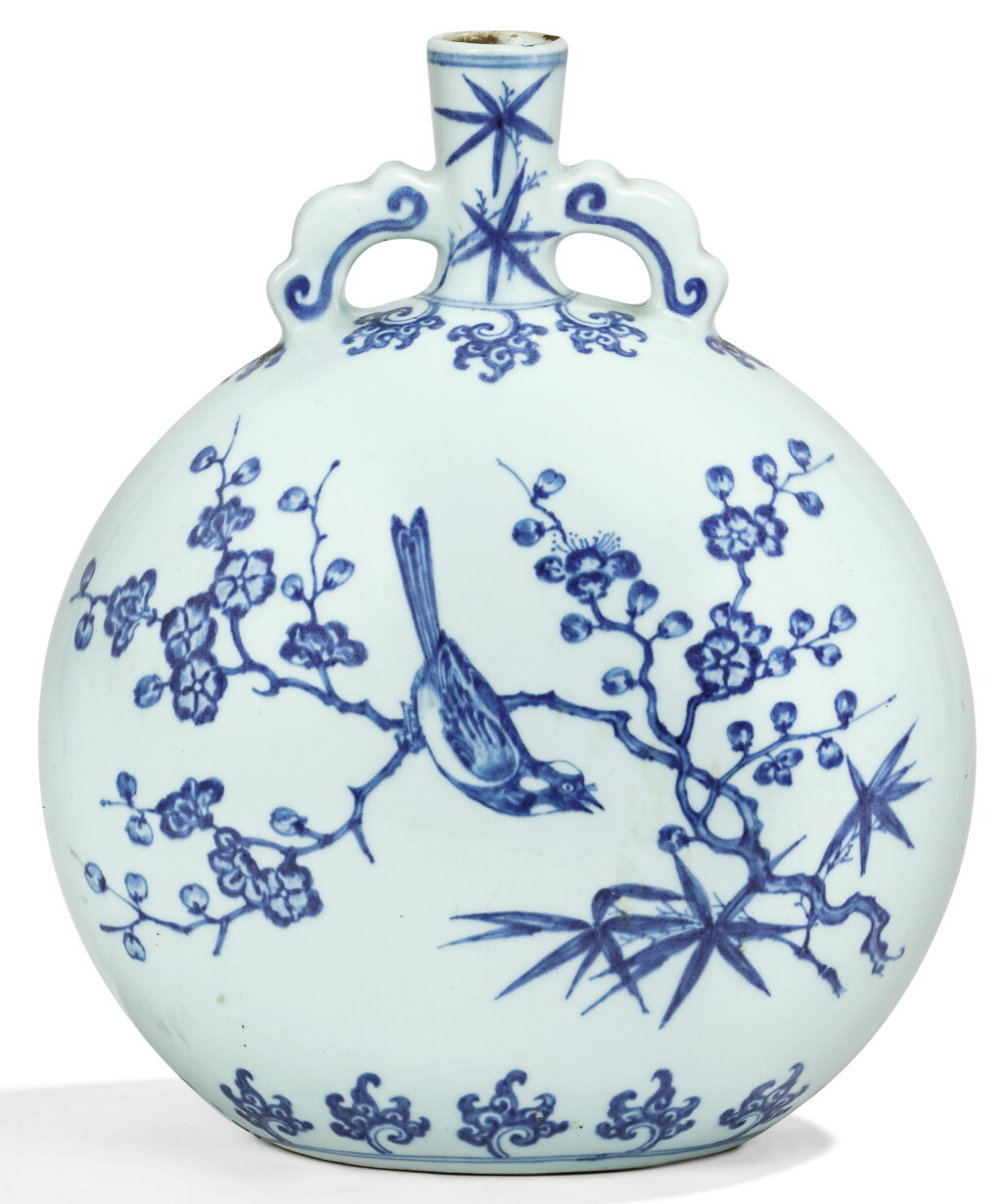 View full screen - View 1 of Lot 9. RARE GOURDE EN PORCELAINE BLEU BLANC DYNASTIE QING, ÉPOQUE YONGZHENG | 清雍正 青花喜鵲登梅抱月瓶 | A rare Ming-Style blue and white moonflask, Qing Dynasty, Yongzheng period.