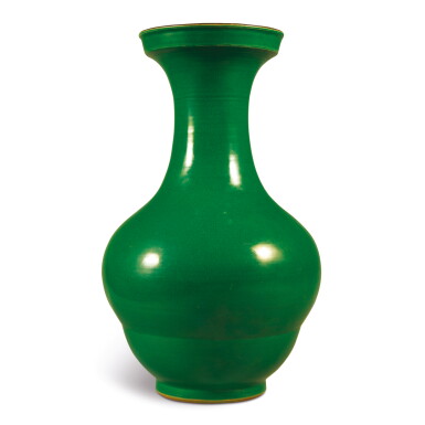 View full screen - View 1 of Lot 1021. AN APPLE-GREEN-GLAZED VASE, QING DYNASTY, 19TH CENTURY.
