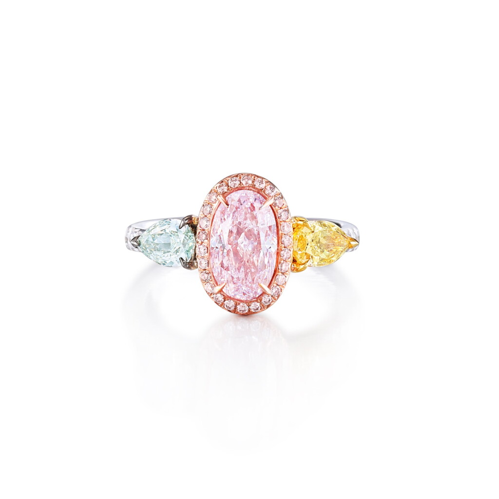 View full screen - View 1 of Lot 214. Fancy Light Pinkish Purple, Fancy Yellow and Faint Green Diamond and Diamond Ring | 2.01克拉 淡彩粉紅紫色鑽石, 0.46克拉 彩黃色鑽石 及 0.39克拉 微綠色鑽石 配 鑽石 戒指.