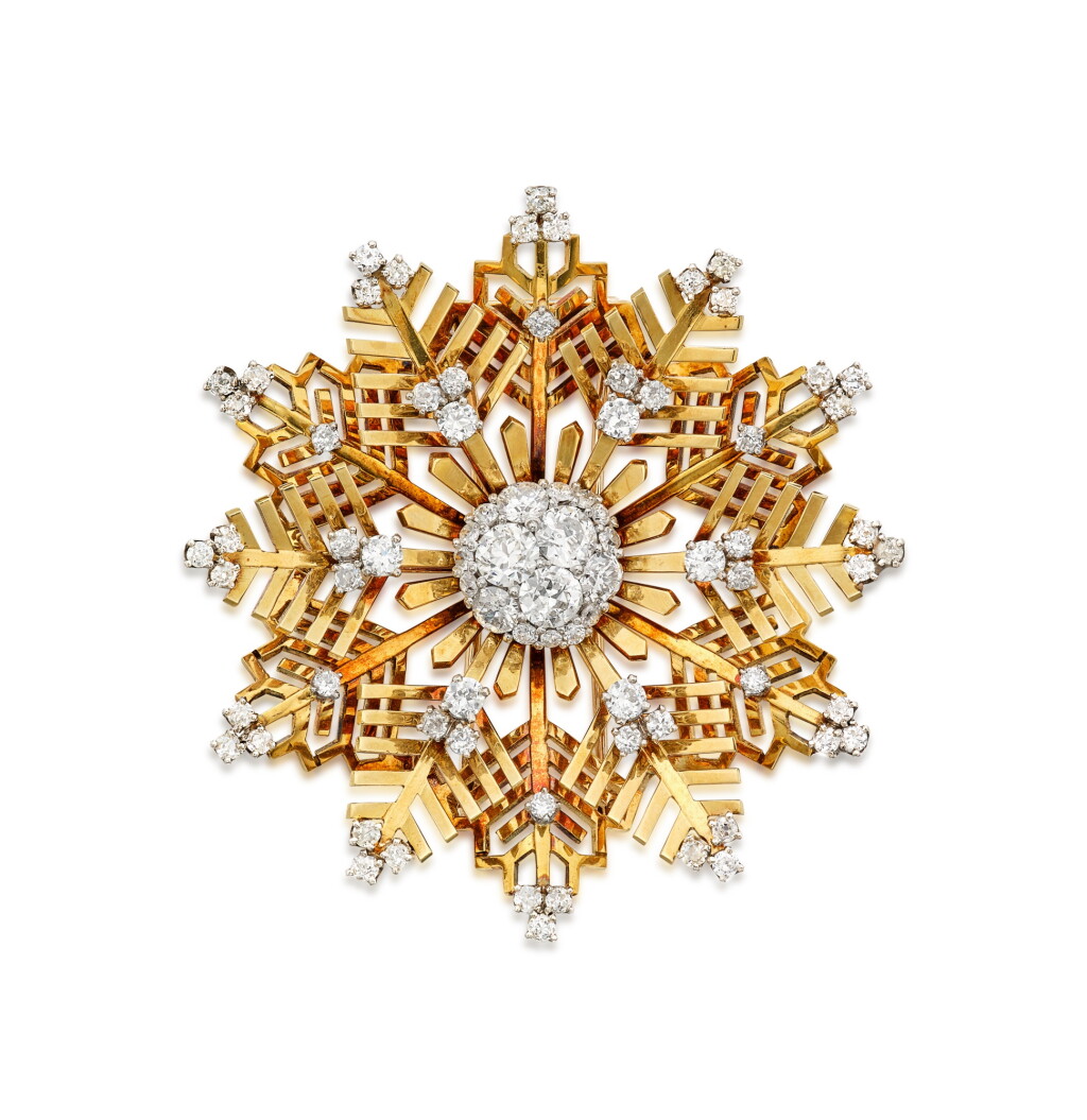 View full screen - View 1 of Lot 1231. DIAMOND AND GOLD 'SNOWFLAKE' BROOCH | 梵克雅寶 | 鑽石 配 K金 'SNOWFLAKE' 戒指.