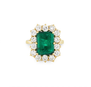 View full screen - View 1 of Lot 94. BAGUE EMERAUDE ET DIAMANTS | EMERALD AND DIAMOND RING .