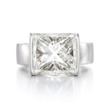 View full screen - View 1 of Lot 89. Diamond ring .