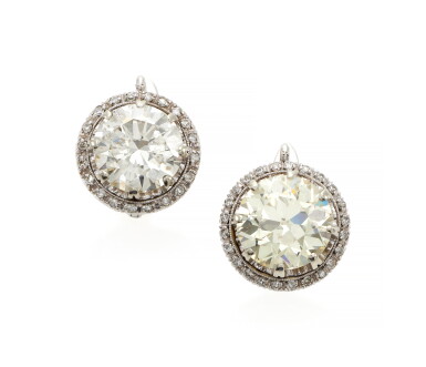 View full screen - View 1 of Lot 23. PAIR OF DIAMOND EARRINGS (PAIO DI ORECCHINI IN DIAMANTI) .