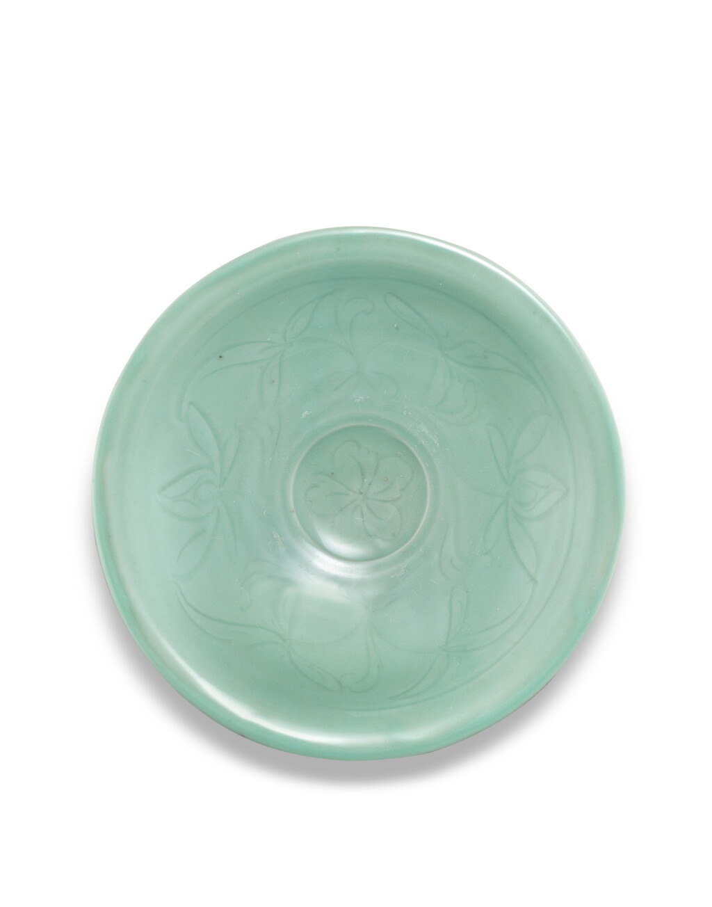 View full screen - View 1 of Lot 3685. A large carved Longquan celadon dish, Song - Yuan dynasty | 宋至元 龍泉青釉刻花纏枝蓮紋大盤.
