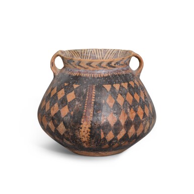 View full screen - View 1 of Lot 131. A small painted pottery jar, Neolithic period, Majiayao culture, Banshan phase c. 1500 B.C. | 馬家窰文化 半山類型 彩陶小罐.