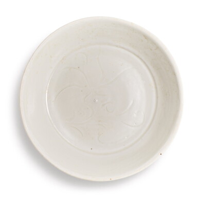 View full screen - View 1 of Lot 9530. A Dingyao 'lotus' saucer dish, Song dynasty | 宋 定窰白釉蓮紋小盤.