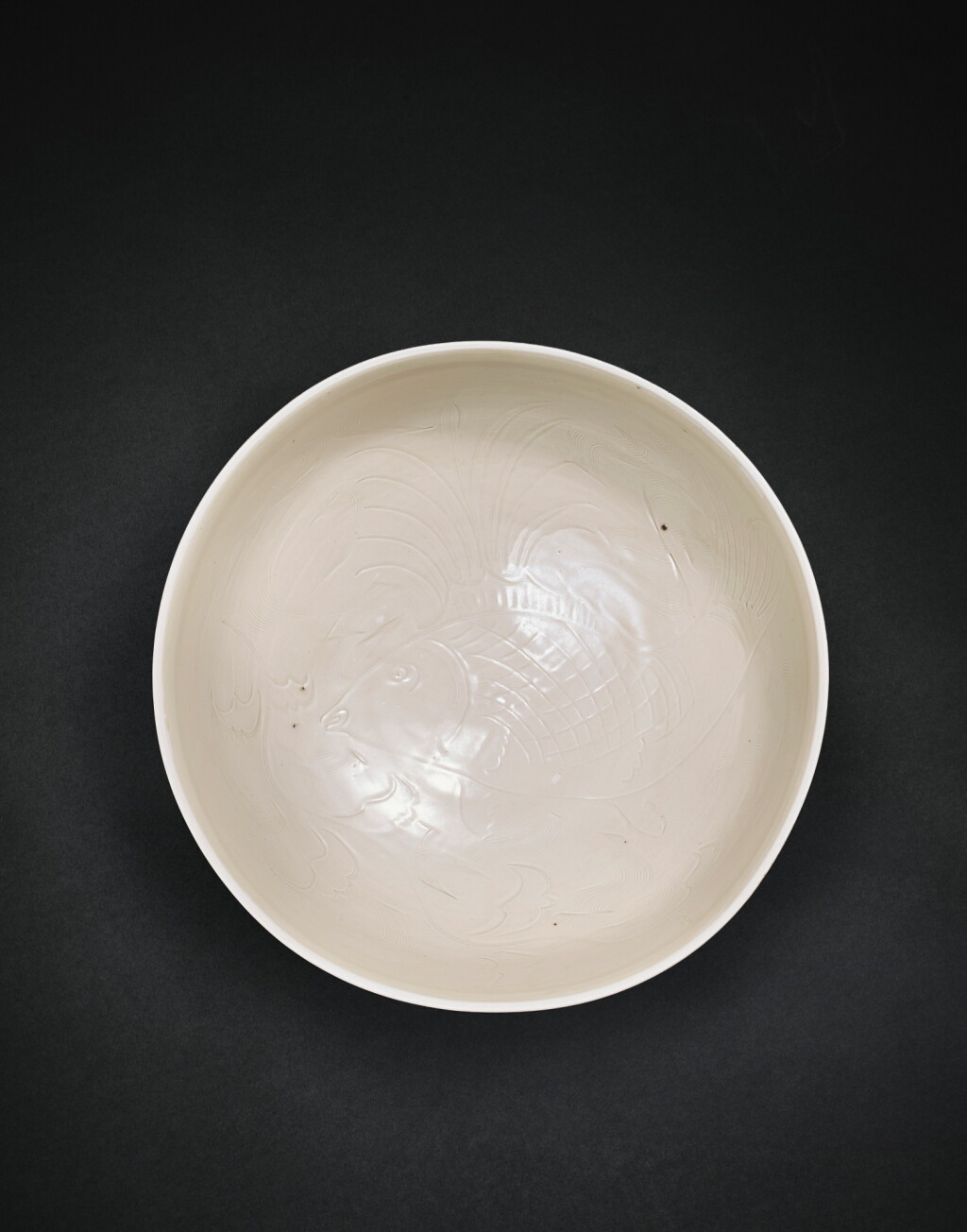 View full screen - View 1 of Lot 3867. A very rare and massive Dingyao carved 'fish' basin, Northern Song - Jin dynasty | 北宋至金 定窰白釉劃魚藻紋大缽.