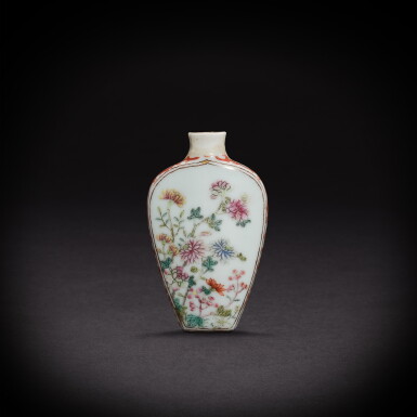 View full screen - View 1 of Lot 3415. A famille-rose 'flower' snuff bottle, Seal mark and period of Jiaqing | 清嘉慶 粉彩花卉紋鼻煙壺 《嘉慶年製》款.