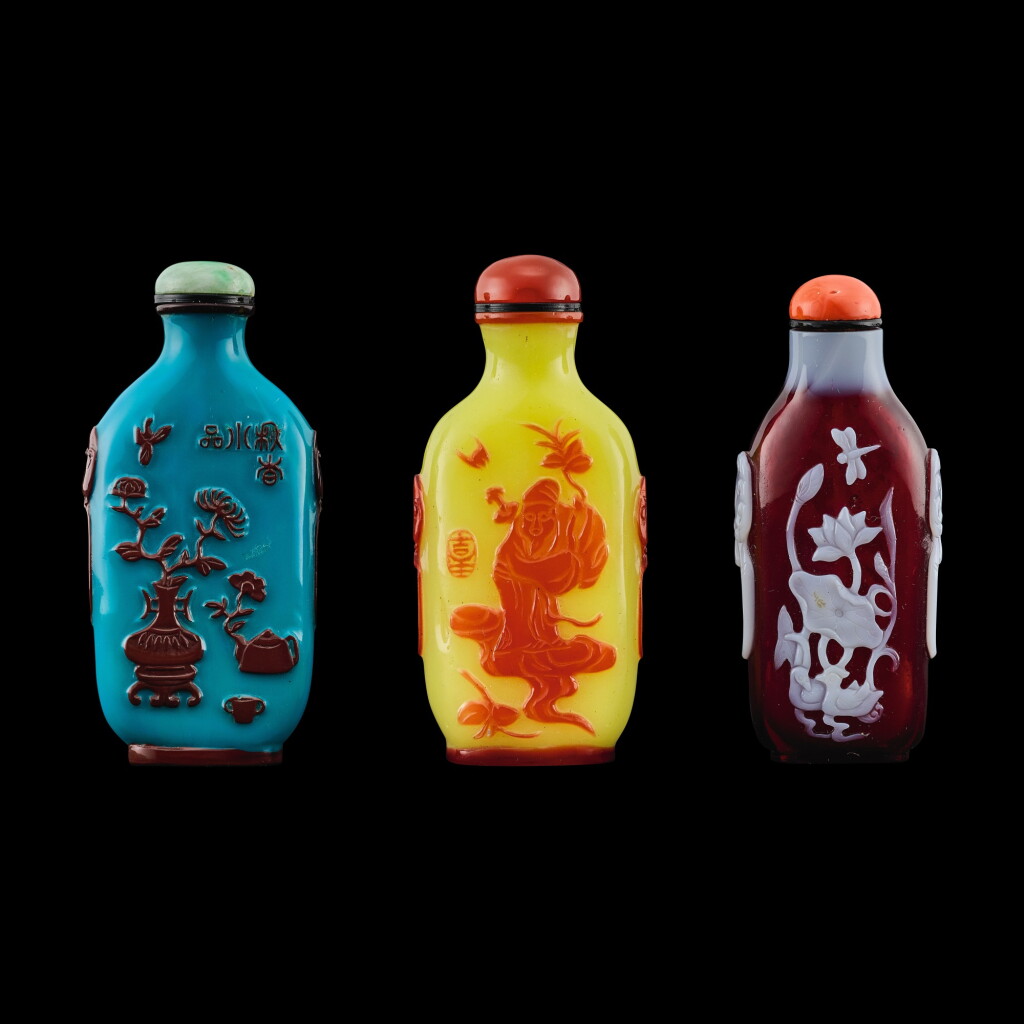 View full screen - View 1 of Lot 1102. Three overlay glass snuff bottles, Qing dynasty, 19th century | 清十九世紀 套料鼻煙壺一組三件.