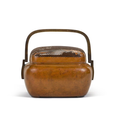 View full screen - View 1 of Lot 345. A large bronze foot warmer and cover, 17th century | 十七世紀 銅琴士文人圖蓋火踏《瑞日齋》款.