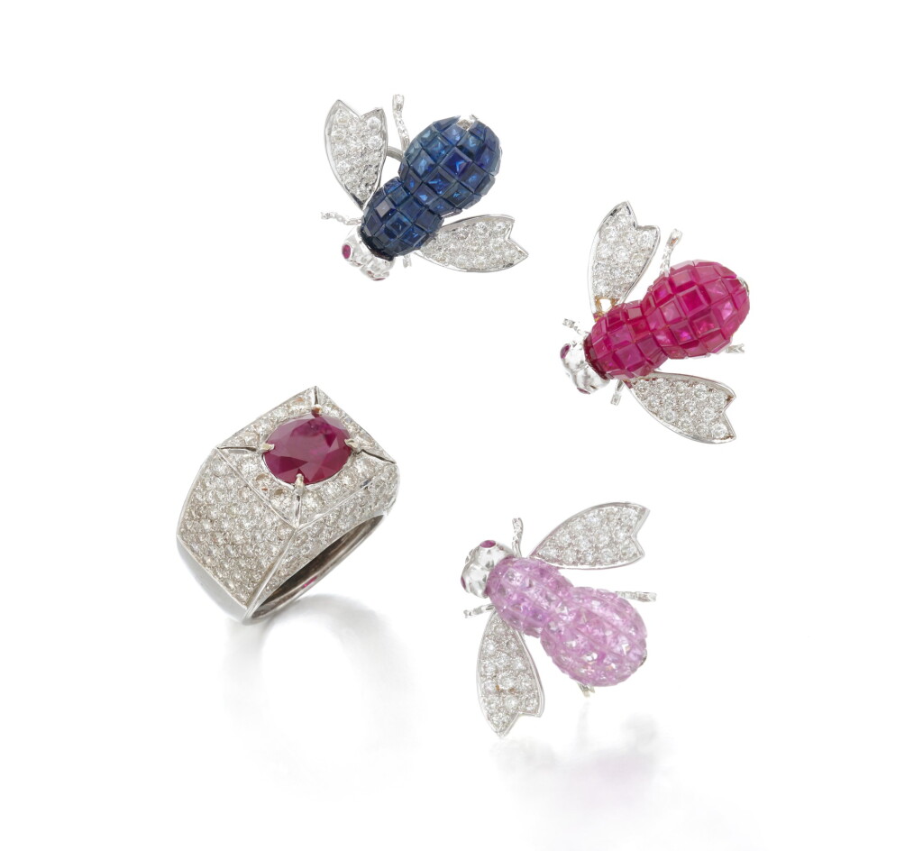 View full screen - View 1 of Lot 114. Ruby and diamond ring and three brooches (Anello con rubino e diamanti e tre spille).