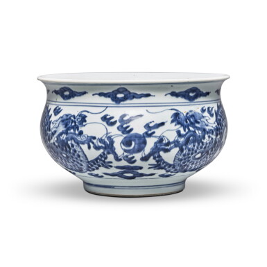 View full screen - View 1 of Lot 647. A blue and white 'dragon' censer, 17th century | 十七世紀 青花雲龍戲珠紋爐.