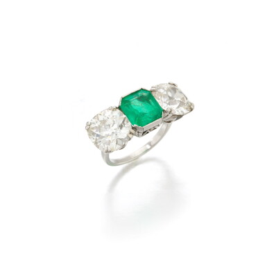 View full screen - View 1 of Lot 52. Emerald and diamond ring (Anello con smeraldo e diamanti).