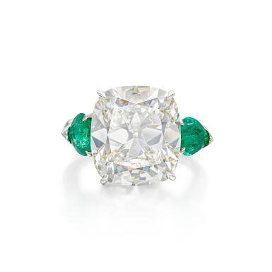 View full screen - View 1 of Lot 1400. DIAMOND AND EMERALD RING | 8.31克拉 枕形 K色 鑽石 配 祖母綠 戒指.