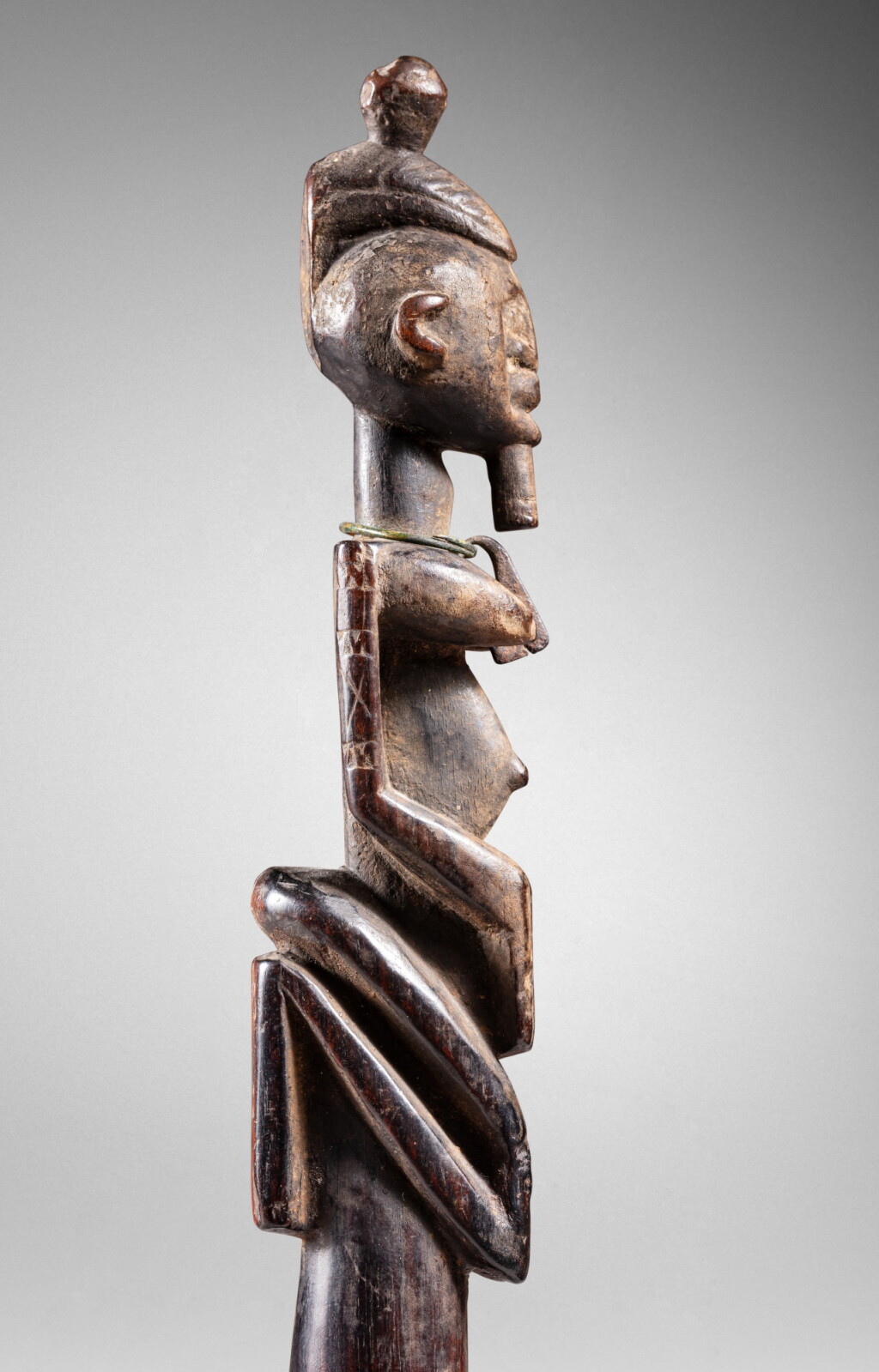View full screen - View 1 of Lot 69. Faucille anthropomorphe, Dogon, Mali | Dogon Anthropomorphic Sickle, Mali.