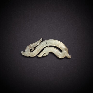 View full screen - View 1 of Lot 5653. A pale celadon jade 'dragon' pendant, Eastern Zhou dynasty, Spring and Autumn period | 東周春秋 青白玉龍形珮.