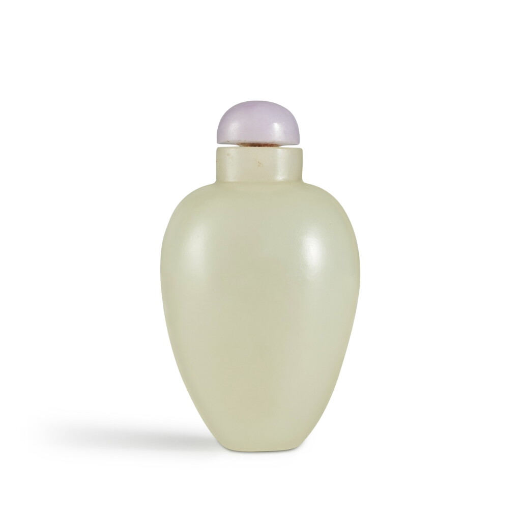View full screen - View 1 of Lot 587. A white jade snuff bottle, Qing dynasty, 18th century | 清十八世紀 白玉鼻煙壺.