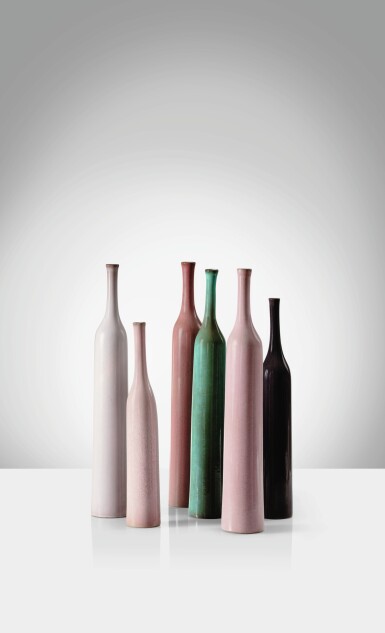 View full screen - View 1 of Lot 87. Ensemble de six vases.