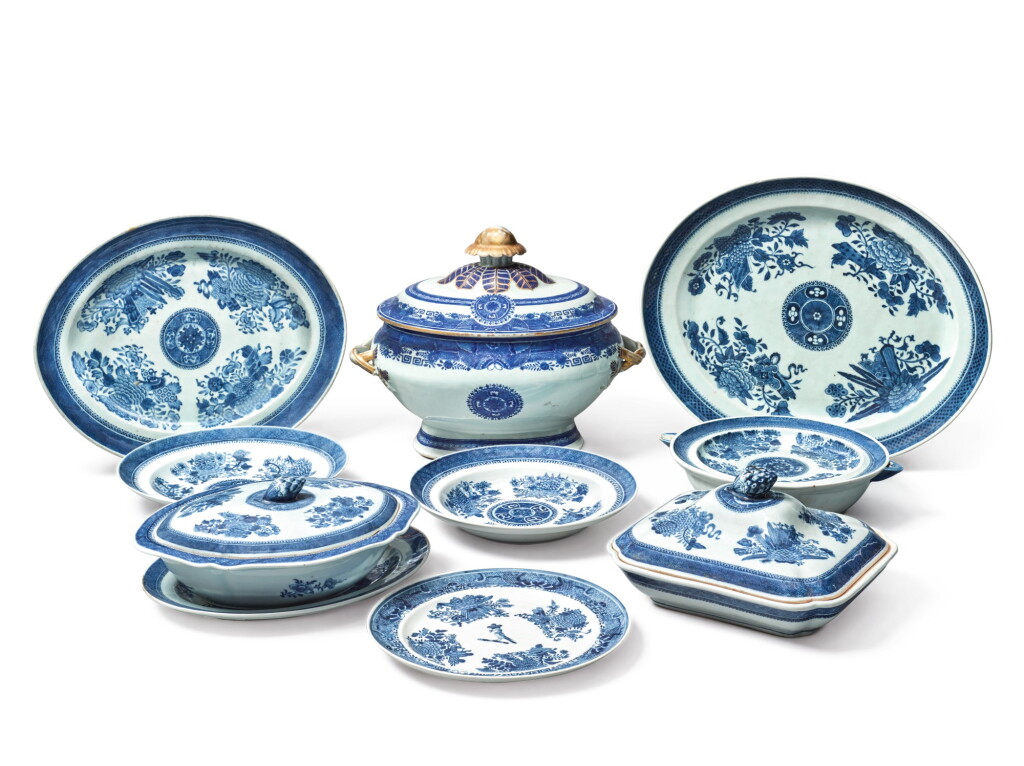 View full screen - View 1 of Lot 278. AN ASSEMBLED GROUP OF CHINESE EXPORT BLUE 'FITZHUGH' DINNER WARES, EARLY 19TH CENTURY.