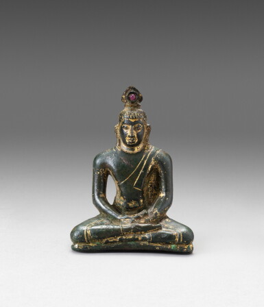 View full screen - View 1 of Lot 107. A gilt-copper alloy figure of seated Buddha Sri Lanka, Late Anuradhapura period (c. 300-1000), 10th century | 斯里蘭卡 阿努拉德普勒王朝時期 十世紀 鎏金銅合金佛坐像.