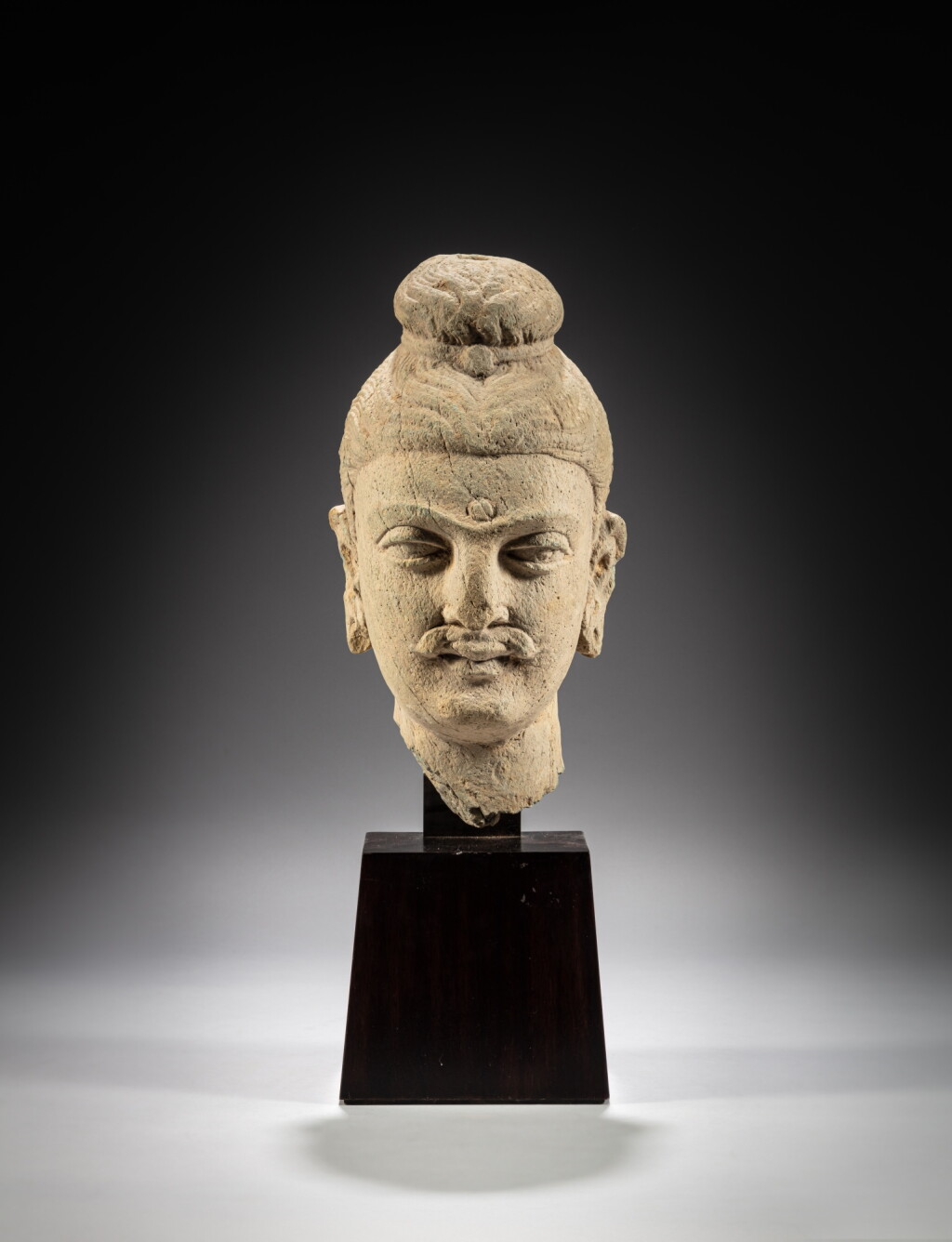 View full screen - View 1 of Lot 158. A stone head of Buddha, Ancient region of Gandhara, possibly Swat, Kushan period, circa 2nd century | 犍陀羅 或斯瓦特河谷 貴霜王朝約二世紀 石雕佛首像.