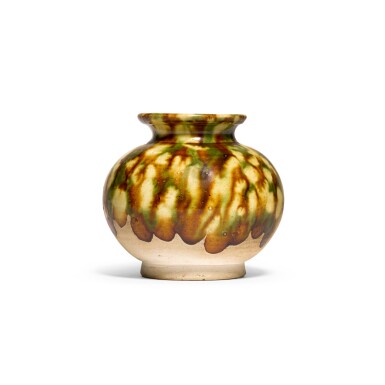View full screen - View 1 of Lot 219. A small sancai-glazed pottery jar, Tang dynasty | 唐 三彩小罐.