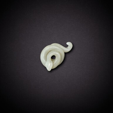 View full screen - View 1 of Lot 5672. A white jade snake, Qing dynasty, 18th - 19th century | 清十八至十九世紀 白玉蛇.