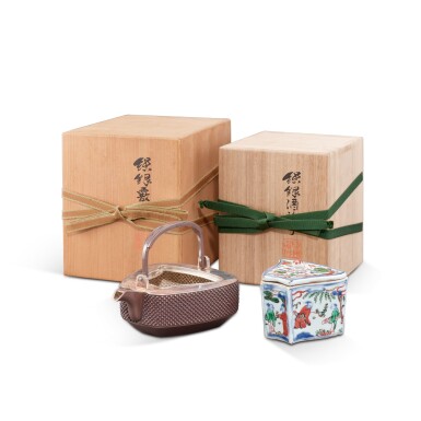 View full screen - View 1 of Lot 843. A wucai fan-shaped 'figures' box and cover, Mark and period of Wanli| 明萬曆 五彩扇形人物故事圖蓋盒 《大明萬曆年製》款 .