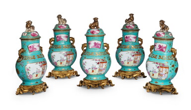 View full screen - View 1 of Lot 202. Garniture de cinq vases couverts en porcelaine de la Famille Rose Dynastie Qing, fin du XVIIIE-XIXE siècle | 清十八末至十九世紀 松綠地粉彩描金錦地開光人物故事圖瑞獸銜環耳獅鈕蓋瓶一組五件 | A set of five Famille Rose vases with covers, gilt-bronze mount, Qing Dynasty, Late 18th - 19th century.