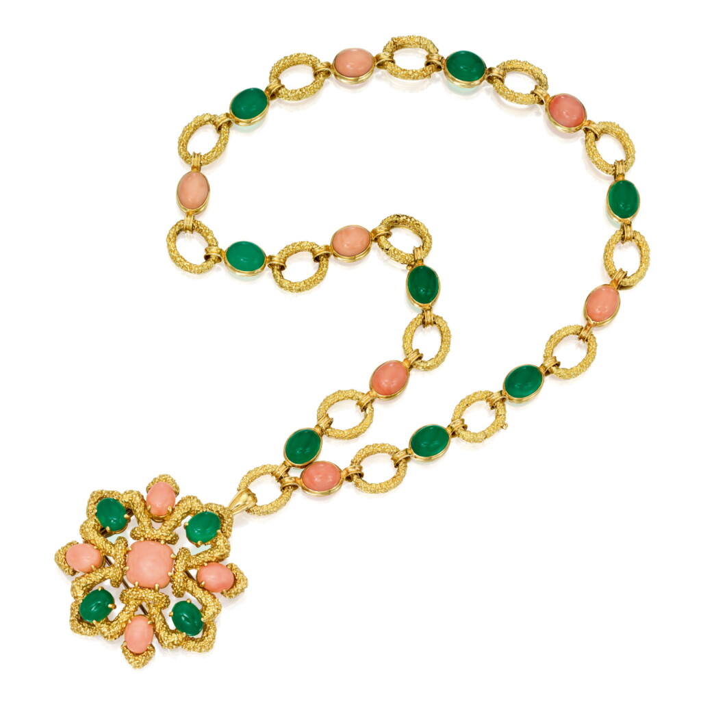 View full screen - View 1 of Lot 409. GOLD, CORAL AND CHRYSOPRASE PENDANT-NECKLACE, VAN CLEEF & ARPELS, FRANCE | 黃金鑲珊瑚及綠玉髓吊墜項鏈,梵克雅寶.