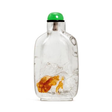 View full screen - View 1 of Lot 821. A carved rock crystal 'goldfish' snuff bottle, Qing dynasty, 18th century | 清十八世紀 水晶雕金魚紋鼻烟壺.